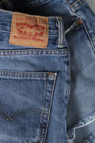 Дамски къс панталон Levi's, Размер XS, Цвят Син, Цена 26,99 лв.