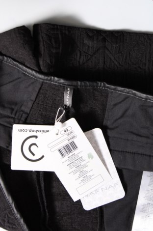 Дамски къс панталон Naf Naf, Размер XL, Цвят Черен, Цена 25,20 лв.