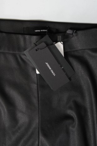 Γυναικείο παντελόνι δερμάτινο Vero Moda, Μέγεθος XS, Χρώμα Μαύρο, Τιμή 7,24 €