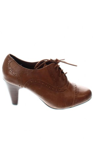 Дамски обувки Clarks, Размер 38, Цвят Кафяв, Цена 38,37 лв.