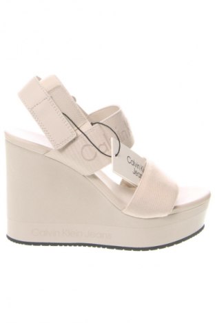 Sandalen Calvin Klein Jeans, Größe 37, Farbe Ecru, Preis 114,99 €