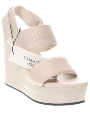 Sandalen Calvin Klein Jeans, Größe 37, Farbe Ecru, Preis 114,99 €