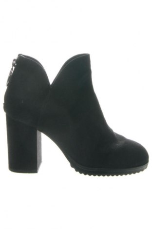 Damskie botki Bershka, Rozmiar 38, Kolor Czarny, Cena 171,99 zł