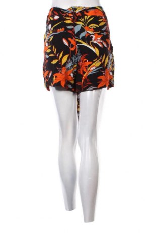 Дамски къс панталон Superdry, Размер M, Цвят Многоцветен, Цена 25,40 лв.