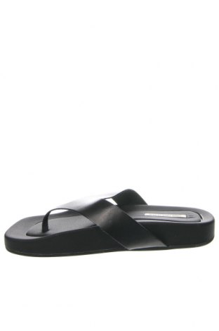 Papuci Karl Lagerfeld, Mărime 41, Culoare Negru, Preț 1.107,54 Lei