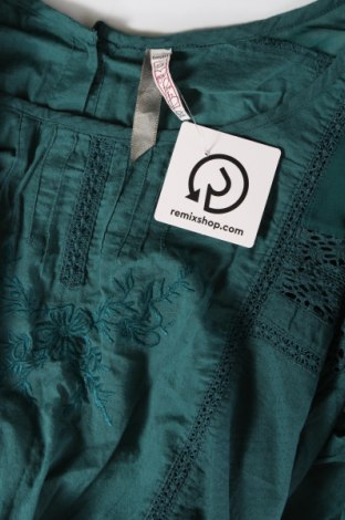 Дамска блуза Bershka, Размер S, Цвят Зелен, Цена 5,74 лв.