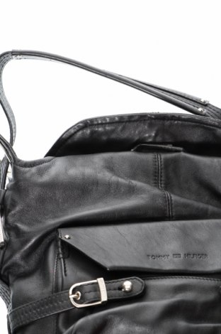 Дамска чанта Tommy Hilfiger, Цвят Черен, Цена 211,65 лв.