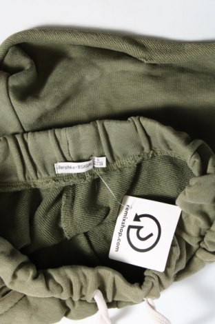 Дамски къс панталон Bershka, Размер S, Цвят Зелен, Цена 7,60 лв.