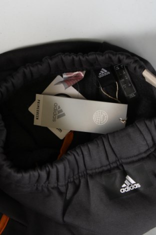 Детско спортно долнище Adidas, Размер 9-10y/ 140-146 см, Цвят Сив, Цена 64,78 лв.