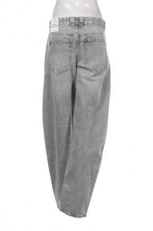 Damskie jeansy Bershka, Rozmiar L, Kolor Szary, Cena 123,99 zł