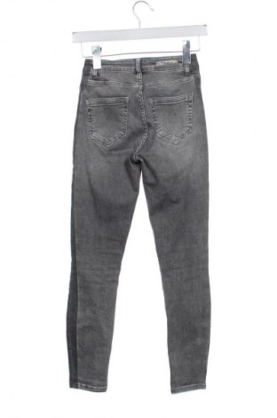 Damskie jeansy ONLY, Rozmiar XS, Kolor Szary, Cena 93,00 zł