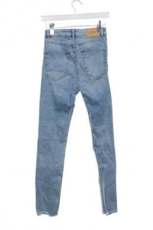 Damskie jeansy Pull&Bear, Rozmiar M, Kolor Niebieski, Cena 109,47 zł