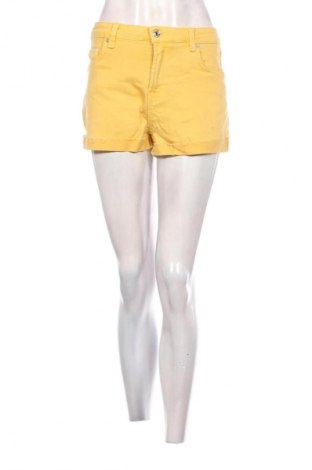 Γυναικείο κοντό παντελόνι Bershka, Μέγεθος S, Χρώμα Κίτρινο, Τιμή 9,78 €