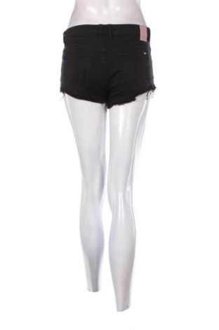 Γυναικείο κοντό παντελόνι Bershka, Μέγεθος S, Χρώμα Μαύρο, Τιμή 10,00 €