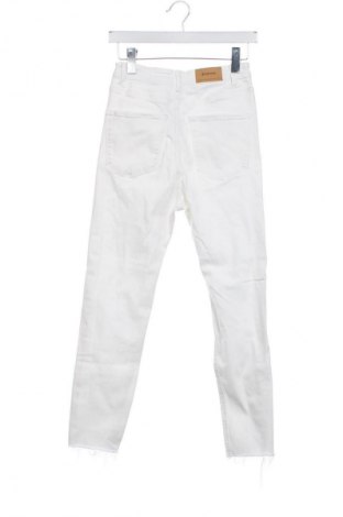 Дамски панталон Stradivarius, Размер S, Цвят Бял, Цена 15,00 €