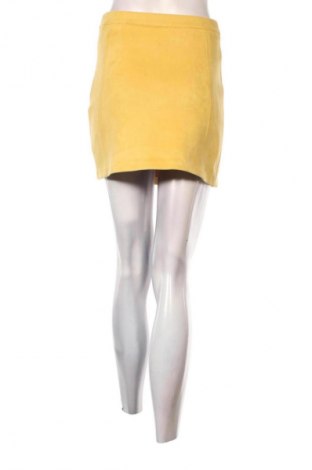 Пола Pull&Bear, Размер S, Цвят Жълт, Цена 4,60 €
