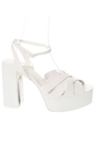 Сандали Stradivarius, Размер 40, Цвят Бял, Цена 32,00 €