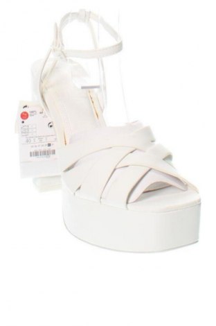 Сандали Stradivarius, Размер 40, Цвят Бял, Цена 32,00 €