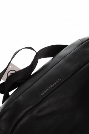 Дамска чанта Tommy Hilfiger, Цвят Черен, Цена 264,42 лв.