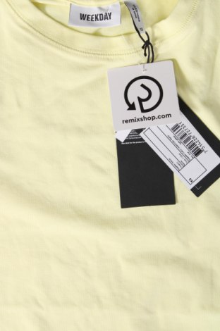 Γυναικείο t-shirt Weekday, Μέγεθος XS, Χρώμα Κίτρινο, Τιμή 10,82 €