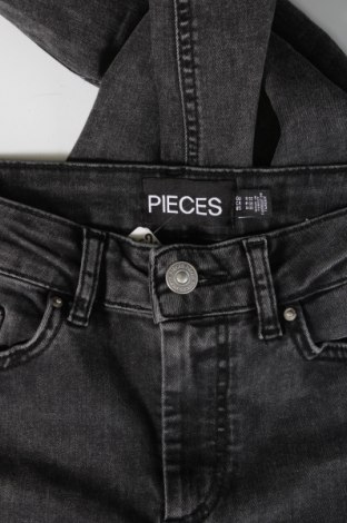 Dámske džínsy  Pieces, Veľkosť S, Farba Sivá, Cena  8,76 €