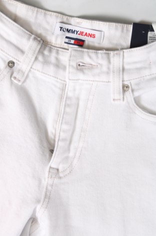 Дамски дънки Tommy Jeans, Размер S, Цвят Бял, Цена 191,00 лв.