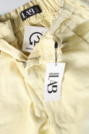 Дамски къс панталон Answear, Размер L, Цвят Жълт, Цена 26,04 лв.
