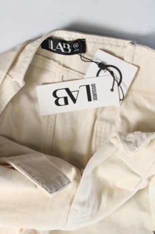 Дамски къс панталон Answear, Размер M, Цвят Екрю, Цена 24,80 лв.