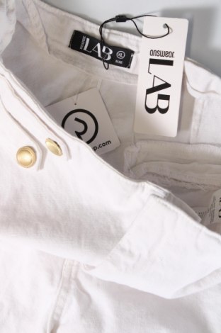 Дамски къс панталон Answear, Размер XL, Цвят Бял, Цена 24,49 лв.