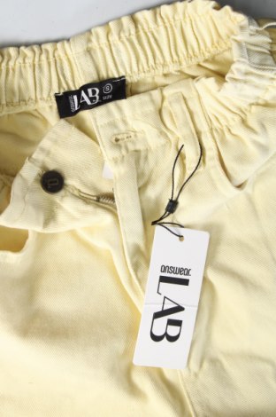 Дамски къс панталон Answear, Размер S, Цвят Жълт, Цена 26,04 лв.