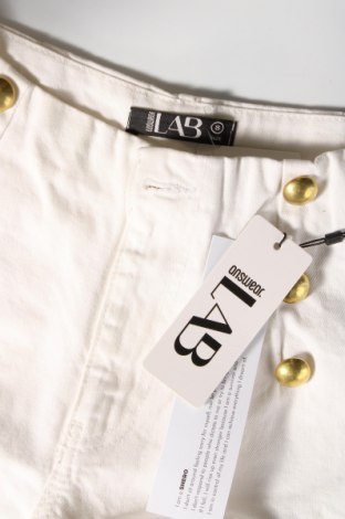 Дамски къс панталон Answear, Размер S, Цвят Бял, Цена 24,49 лв.