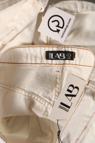 Дамски къс панталон Answear, Размер M, Цвят Екрю, Цена 24,18 лв.