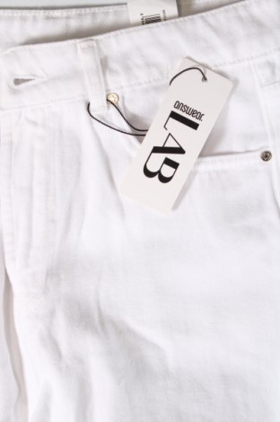 Дамски къс панталон Answear, Размер M, Цвят Бял, Цена 24,49 лв.