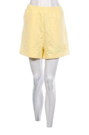 Дамски къс панталон FILA, Размер L, Цвят Жълт, Цена 21,60 лв.