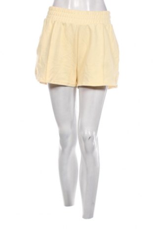 Γυναικείο κοντό παντελόνι Guess, Μέγεθος M, Χρώμα Κίτρινο, Τιμή 54,64 €