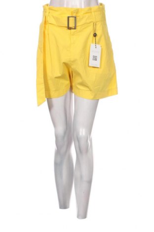 Дамски къс панталон La Martina, Размер S, Цвят Жълт, Цена 61,20 лв.
