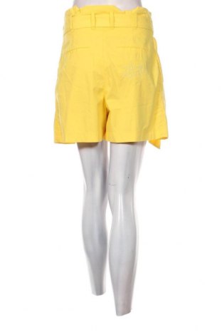 Дамски къс панталон La Martina, Размер S, Цвят Жълт, Цена 47,60 лв.
