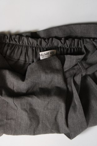 Pantaloni scurți de femei Pull&Bear, Mărime M, Culoare Gri, Preț 62,50 Lei