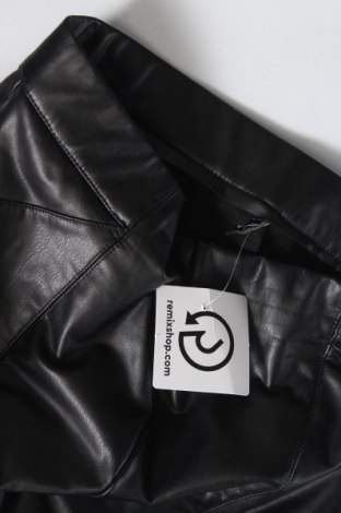 Γυναικείο παντελόνι δερμάτινο ONLY, Μέγεθος M, Χρώμα Μαύρο, Τιμή 4,21 €