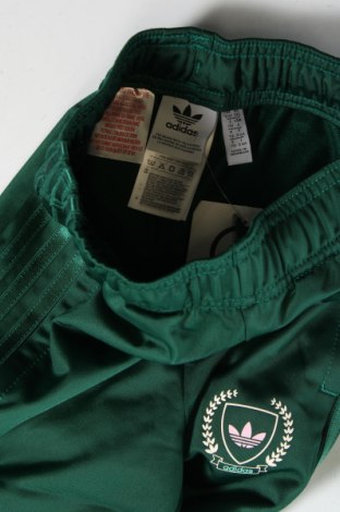 Dziecięce spodnie sportowe Adidas Originals, Rozmiar 5-6y/ 116-122 cm, Kolor Zielony, Cena 185,04 zł