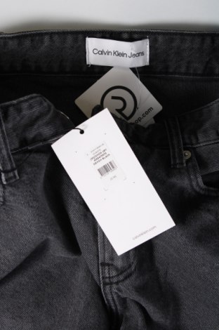 Pantaloni scurți de bărbați Calvin Klein Jeans, Mărime M, Culoare Gri, Preț 312,50 Lei