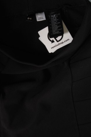 Пола H&M Divided, Размер XS, Цвят Черен, Цена 4,35 лв.