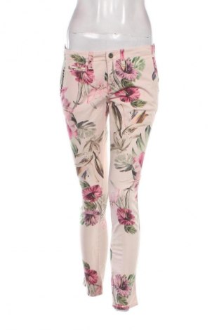 Pantaloni de femei Guess, Mărime S, Culoare Multicolor, Preț 191,00 Lei