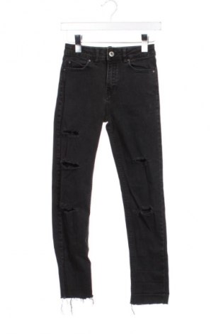 Дамски дънки Bershka, Размер XS, Цвят Черен, Цена 15,00 €
