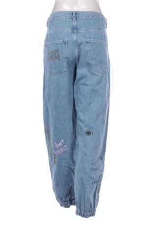 Γυναικείο Τζίν Bershka, Μέγεθος L, Χρώμα Μπλέ, Τιμή 14,74 €