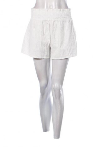 Damen Shorts Bershka, Größe M, Farbe Weiß, Preis 3,56 €