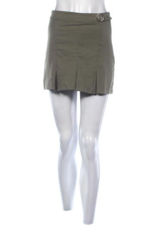 Damen Shorts Bershka, Größe S, Farbe Grün, Preis 10,00 €