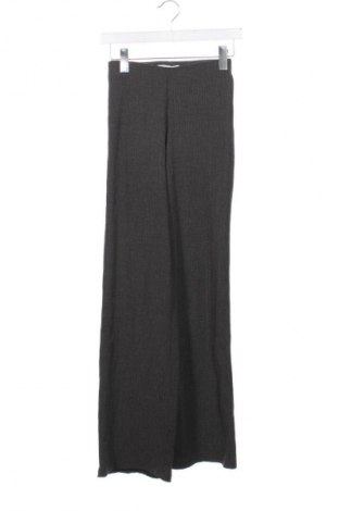 Dámské kalhoty  Bershka, Velikost XS, Barva Šedá, Cena  425,00 Kč