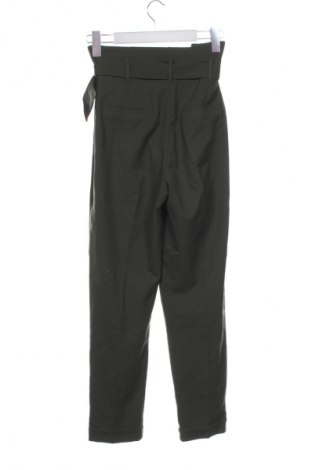 Дамски панталон Bershka, Размер XS, Цвят Зелен, Цена 15,00 €