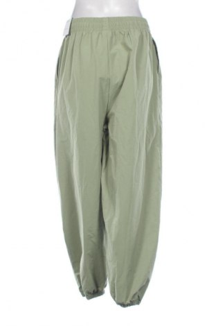 Pantaloni trening de femei Nike, Mărime L, Culoare Verde, Preț 355,99 Lei